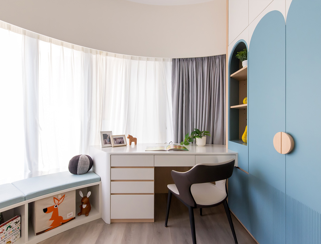 Right horizontal image 3